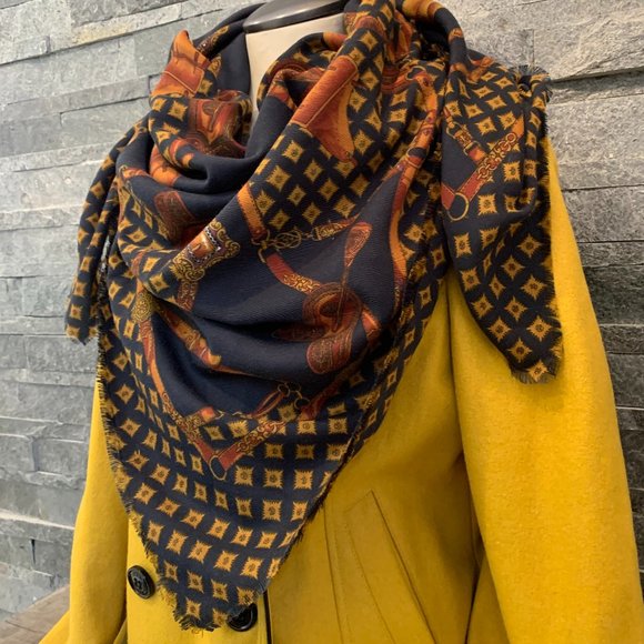 Gorgeous Vintage Aris Isotoner Scarf - Picture 4 of 6